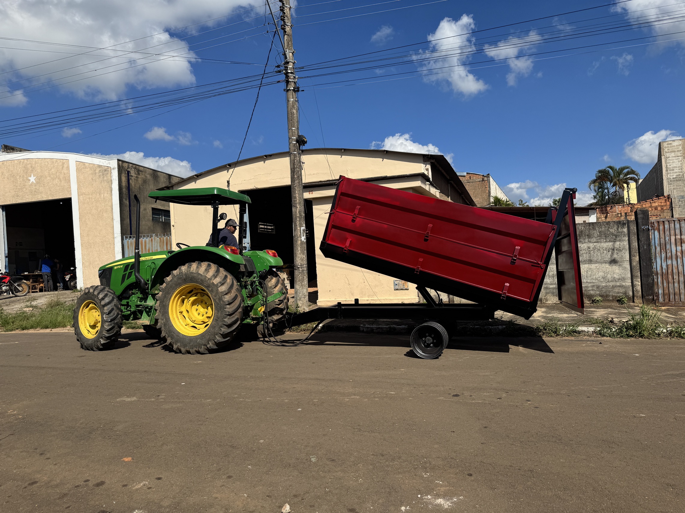 carreta agricola basculante de 5 toneladas e 6 mil litros